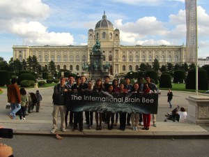 Participantes dos países na "Internacional Brain Bee". Na ponta esquerda, Tiago Lubiana Alves, representante brasileiro.